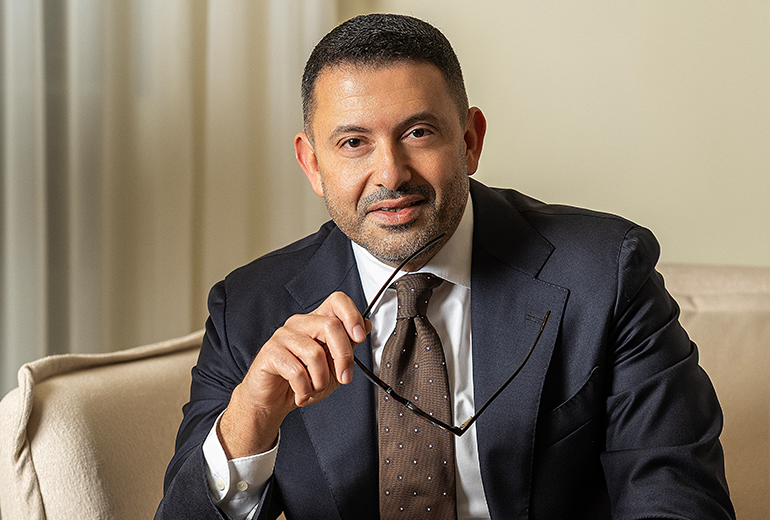 caucasian-businesswoman-discussing-project-plannin-V2S2E66